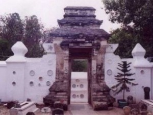 pintu-masuk-makam-sunan-bonang-di-tuban-jawa-timur-_140508131222-186