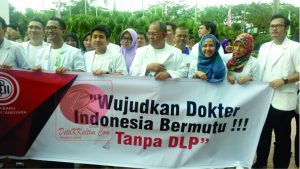 Aksi unjuk rasa damai IDI Kaltim yang menolak DLP. (foto:My)
