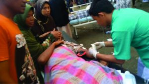 Seorang korban gempa mendapatkan pertolongan medis. (foto;BNPB)