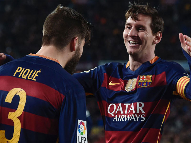 Gerard Pique dan Lionel Messi, dua pencetak gol kemenangan atas Sevilla Â© AFP
