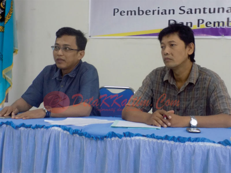 Endro S. Efendi (kiri) Ketua PWI Kaltim bersama Sekretaris PWI Kaltim Wiwid Marhendra Wijaya. (foto : LVL)