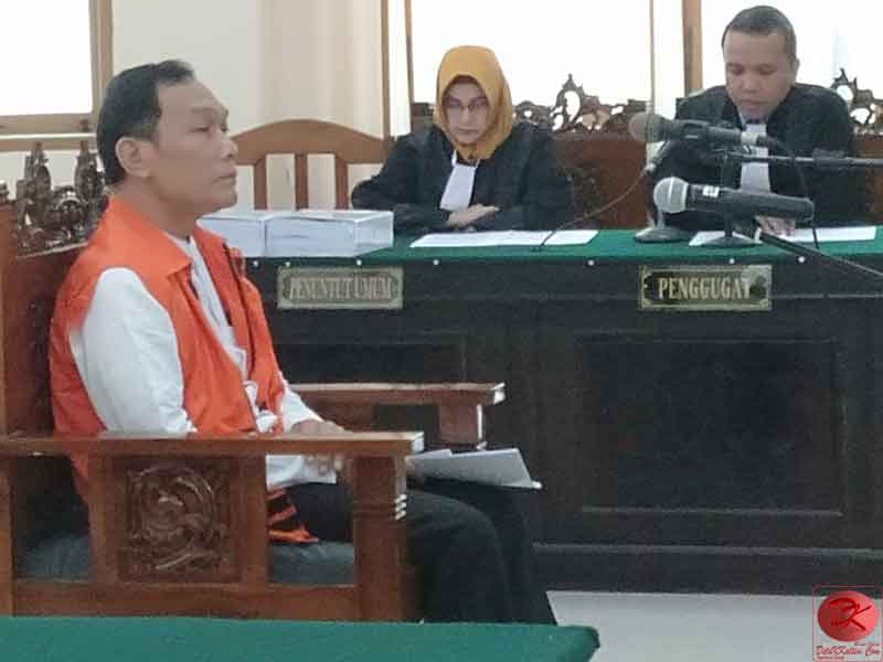 Terpidana Kayat, Hakim PN Balikpapan pada salah satu sidang yang digelar di Pengadilan Tipikor Pengadilan Negeri Samarinda beberapa waktu lalu saat sidang pembuktian Dakwaan. (foto : LVL)