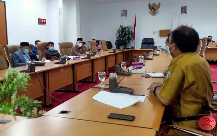 Tim Asistensi Raperda Kota Bontang rapat Bersama Komisi 1 DPRD Bontang. (foto : SY)