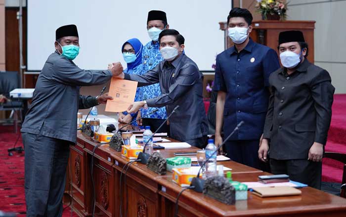 Anggota Fraksi Annur DPRD Kota Bontang Rusli menyerahkan dokumen tanggapan dan jawaban, terhadap pendapat Wali Kota Bontang atas 6 Raperda yang berasal dari DPRD.