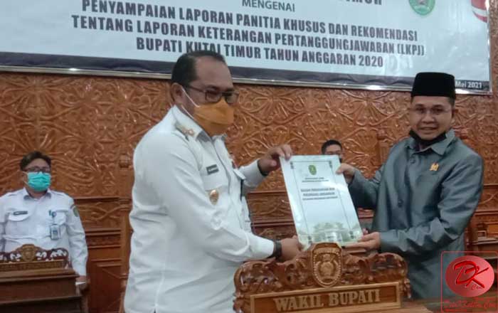 Ketua DPRD Kutim Joni menyerahkan rekomendasi DPRD terhadap LKPj Kepala Daerah tahun 2020, kepada Wakil Bupati Kutim Kasmidi Bulang.