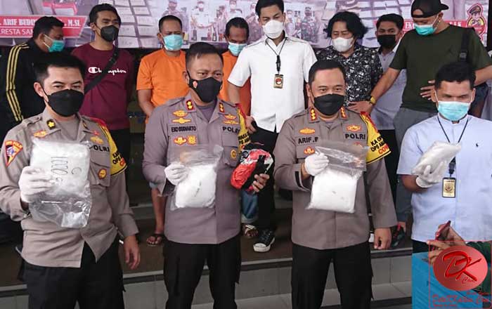 Kapolresta Samarinda Kombes Pol Arif Budiman didampingi jajarannya menunjukkan barang bukti Sabu yang disita dari kedua tersangka.