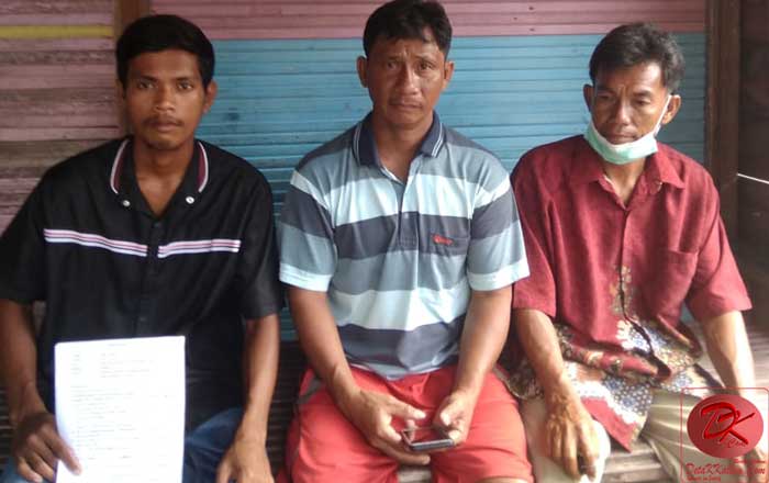 Sudirman (tengah), Koordinator Petani Rumput Laut Tanjung Pasir, Tarakan, bersama 2 orang petani yang mengeluhkan hasil panennya menurun dalam 2 tahun terakhir.