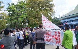 Aliansi Mahasiswa Kaltim dari berbagai Perguruan Tinggi menggelar aksi unjuk rasa di depan Kampus di Jalan Pahlawan Samarinda, mereka membawa miniatur Kapal bertuliskan Rezim Oligarki. (foto : Exclusive)