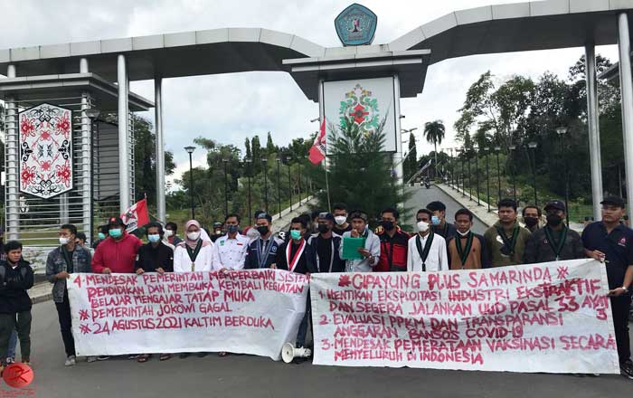 Aliansi Cipayung Plus Kota Samarinda menggelar aksi demonstrasi di depan Kampus Unmul dengan membawa spanduk tuntutan mereka. (foto : Exclusive)