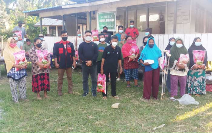 Warga Sepaku menyambut antusias bantuan Sembako anggota DPR RI Drs.H. Safaruddin yang disalurkan melalui Tim Rumah Aspirasi Safaruddin. (foto : 1st)