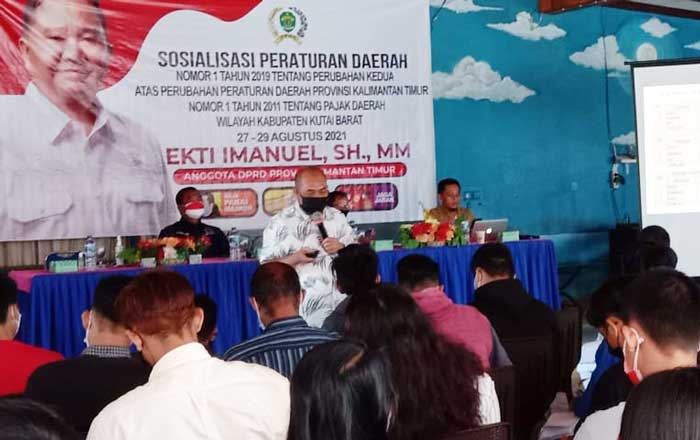Politisi Partai Gerindra Kaltim Ekti Imanuel melaksanakan Sosialisasi Pajak Daerah kepada puluhan atlet dan sejumlah pelatih Bola Voli di Kubar. (foto : Sony)
