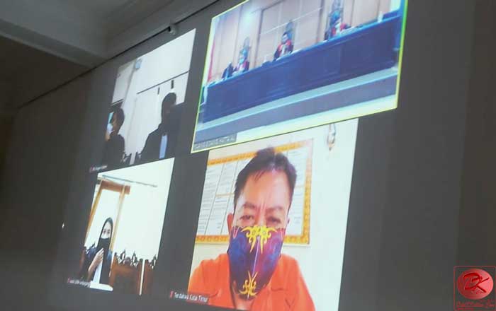 Terdakwa Rakib Ampaulang mendengarkan amar putusan Majelis Hakim pada sidang yang digelar secara virtual. (foto : LVL)