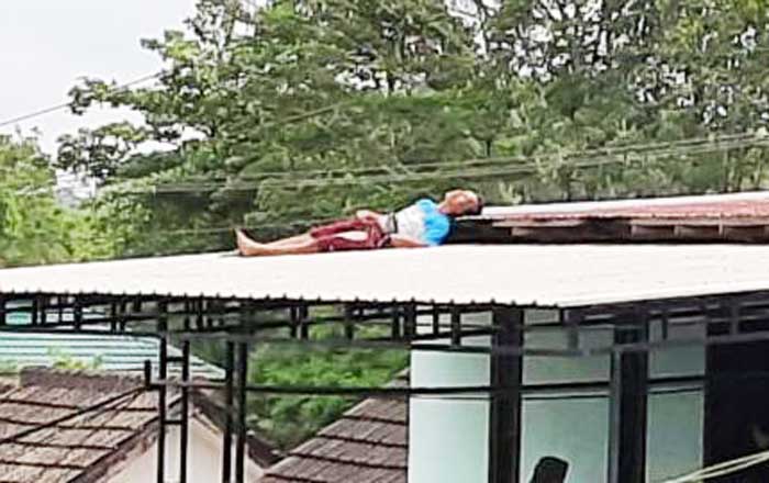 Mayat Hatta Bahtiar tergeletak di atas atap setelah tersengat Listrik saat memperbaiki atap bocor. (foto : 1st)