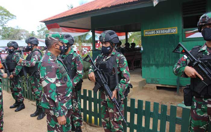 Panglima Komando Operasi Kodam VI/Mlw Mayjen TNI Heri Wiranto kunjungi Satgas Pamtas RI-PNG dari Yonif 611/Awl. (foto : Penrem)