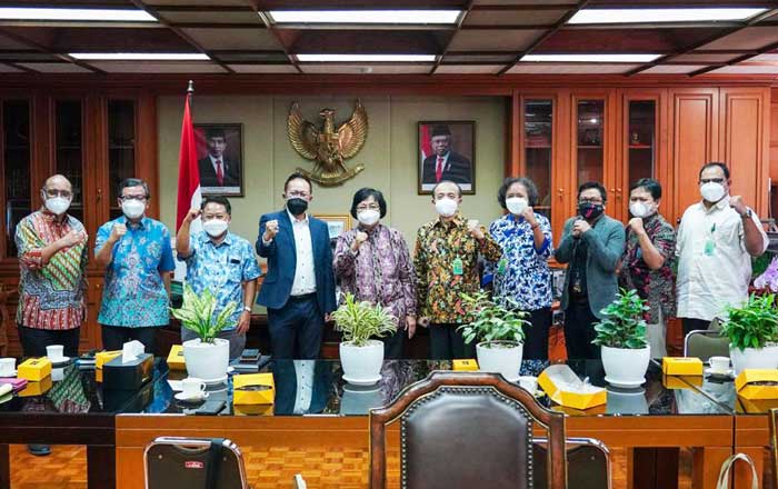 Menteri LHK Siti Nurbaya bersama Ketua Panitia Peringatan HPN 2022 Auri Jaya, di Kantor KLHK Jakarta. (foto : PWI)