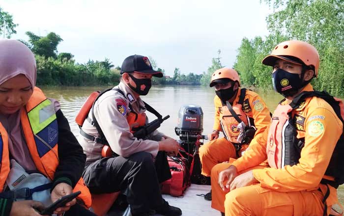 Tim SAR Gabungan melakukan pencarian Hari Ke-3 terhadap Ahamad Mawardi yang dilaporkan hilang saat bermain di Bantaran Sungai Sangatta. (foto : Tim SAR)