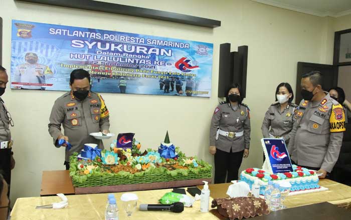 Kapolresta Samarinda Kombes Pol Arif Budiman, S.I.K., M.Si memotong Tumpeng pada HUT Ke-66 Lalu Lintas Bhayangkara. (foto : Exclusive)
