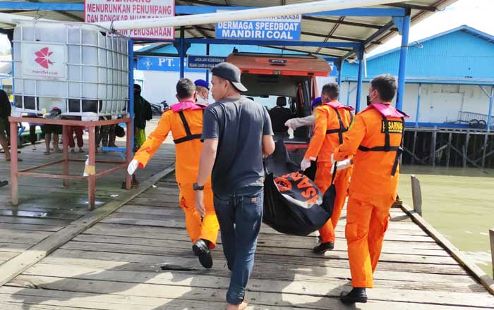 Tim SAR Gabungan mengevakuasi mayat Hamzah yang dilaporkan jatuh ke Laut saat terjadi perkelahian di KM Savina. (foto : Tim SAR)