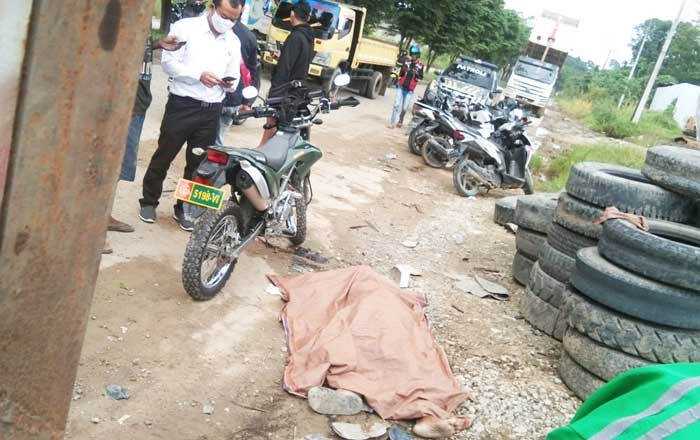 Mayat Suminto di pinggir Jalan Ring Road I, Kelurahan Lok Bahu, Kecamatan Sungai Kunjang, Samarinda. (foto : Exclusive)