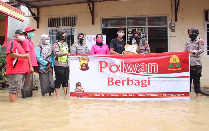 Polwan Polresta Samarinda berbagi kepada warga yang terdampak banjir di Kecamatan Loa Janan Ilir. (foto : 1st)