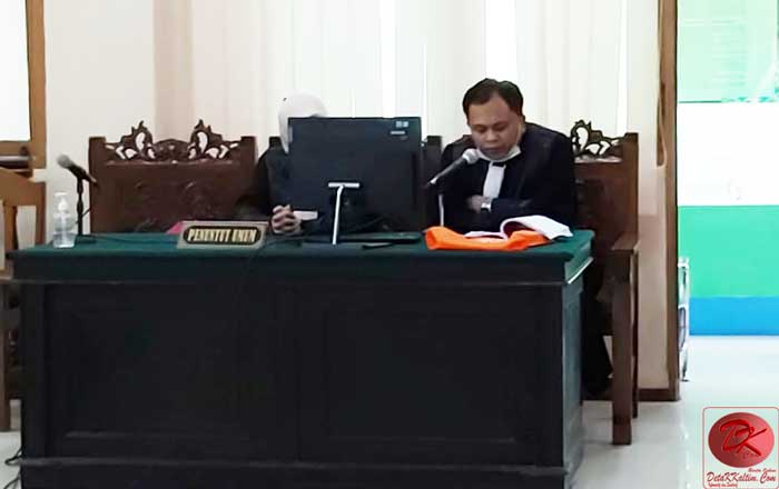 Jaksa Penuntut Umum Zaenurofiq, SH dari Kejakaaan Tinggi Kaltim membacakan Tuntutan terhadap Terdakwa Iwan Ratman. (foto : LVL)