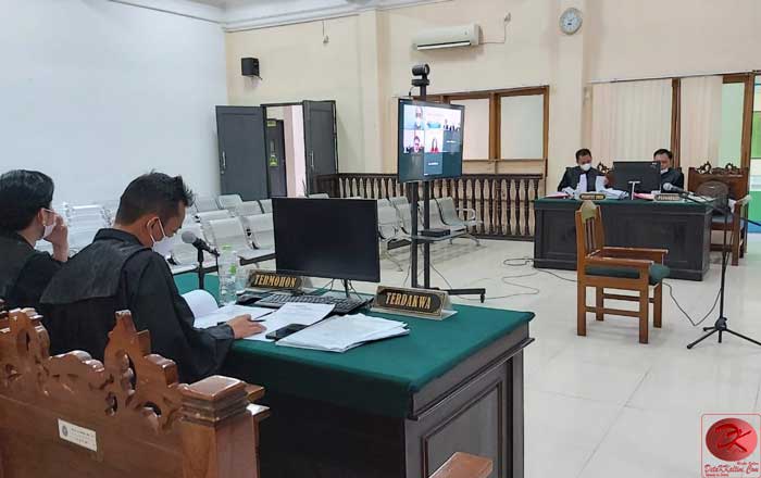 Sidang Terdakwa Iwan Ratman dengan saksi Notaris Otty Hati Chandra Ubayani. (foto : LVL)