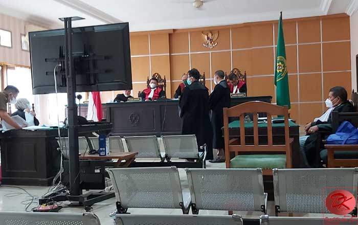 2 Penasehat Hukum Terdakwa Muhammad Noor berdiri di hadapan Majelis Hakim, mempertanyakan bukti surat Faktur Pajak yang tercantum dalam Surat Dakwaan. (foto : LVL)