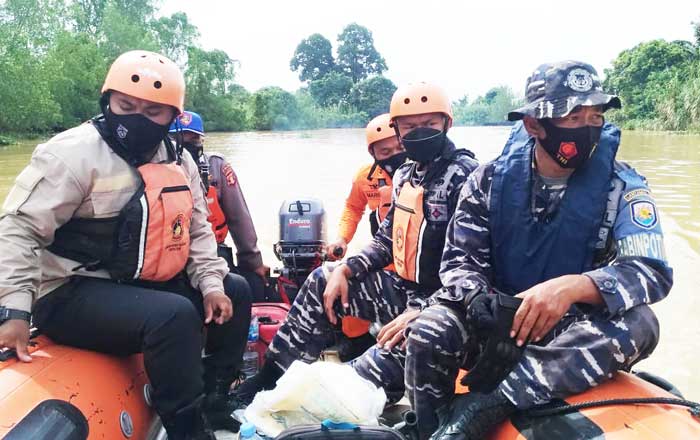 Tim SAR Gabungan melakukan pencarian terhadap Ahmad Mawardi pada Hari Ke-7 di Sungai Sangatta. (foto : Tim SAR)