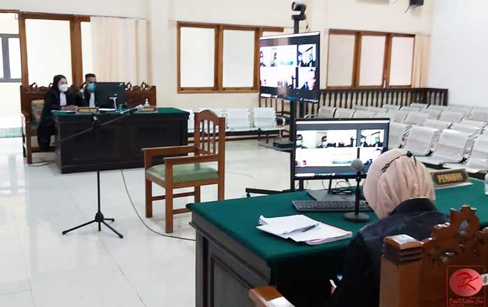 Wasti, SH, MH dan Marpen Sinaga, SH dari LKBH Widya Gama Mahakam Samarinda menghadiri sidang pembacaan Putusan kliennya Terdakwa Aan Gusmana yang digelar secara virtual. (foto : LVL)