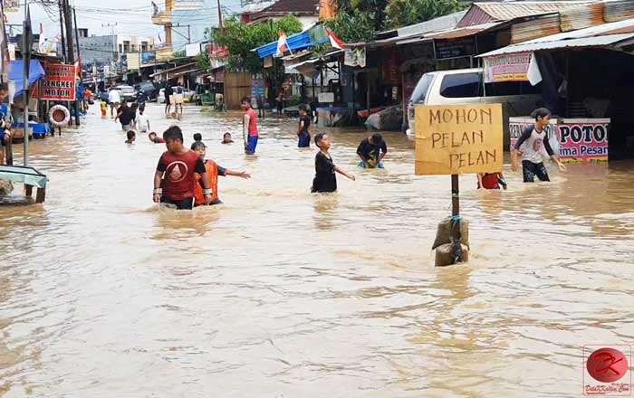 Banjir di Jalan Gerilya menjadi momok bagi warga, sehingga meminta Pemerintah Daerah memperhatikan Parit dengan menggalinya lebih dalam. (foto : Nita)