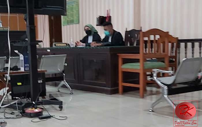 Binarida Kusumastuti, SH dan Marpen Sinaga, SH Penasehat Hukum kedua Terdakwa yang mengikuti sidang . (foto : LVL)