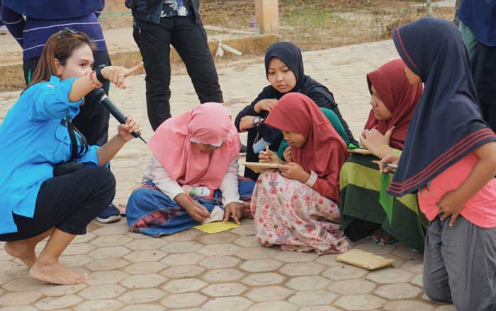 Pengurus KNPI Kutim bantu anak-anak Ponpes Daarus Sholah pulihkan trauma dengan bermain bersama. (foto : 1st)