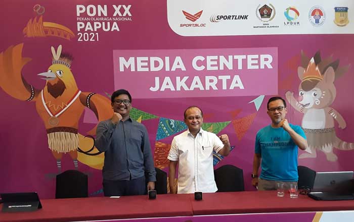 Sekretaris Jendral Equinoc William Socrates (Tengah) saat berbincang dengan awak media di Media Center Jakarta untuk PON XX Papua, Senayan. (foto : PWI)