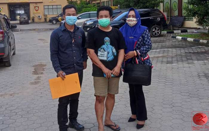 Riahit,SH bersama Lina Andriani, SH Kuasa Hukum Chandra (tengah) yang mendampinginya saat memberikan keterangan di Polres Kukar. (foto : Exclusive)