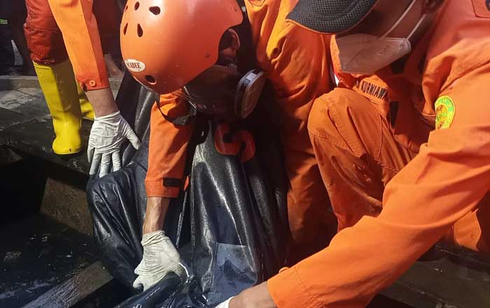 Tim Rescue Unit Siaga SAR Samarinda mengevakuasi mayat Abdul dari saluran drainase. (foto : Tim SAR)