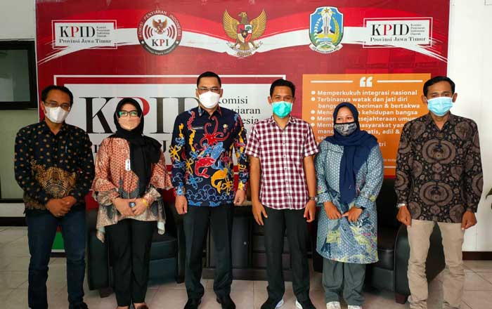 Timsel KPID Provinsi Kaltim bersama Ketua Komisioner KPID Provinsi Jawa Timur. (foto : Kominfo)