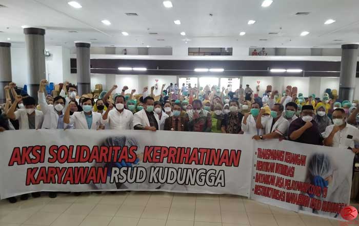 : Ratusan Tenaga Kesehatan RSUD Kudungga membawa tuntutan menuntut Direktur mundur dari jabatannya. (foto : RH)