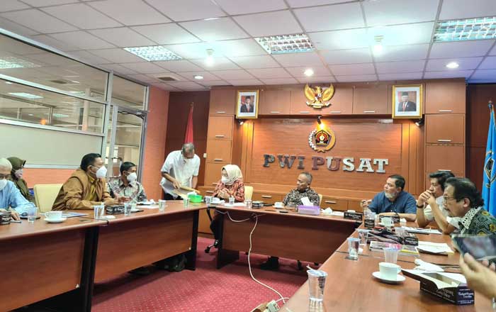 Pengurus PWI menggelar Rapat Koordinasi bersama jajaran Pemerintah Provinsi Sulawesi Tenggara membahas persiapan Perayaan HPN 2022. (foto : PWI Pusat)