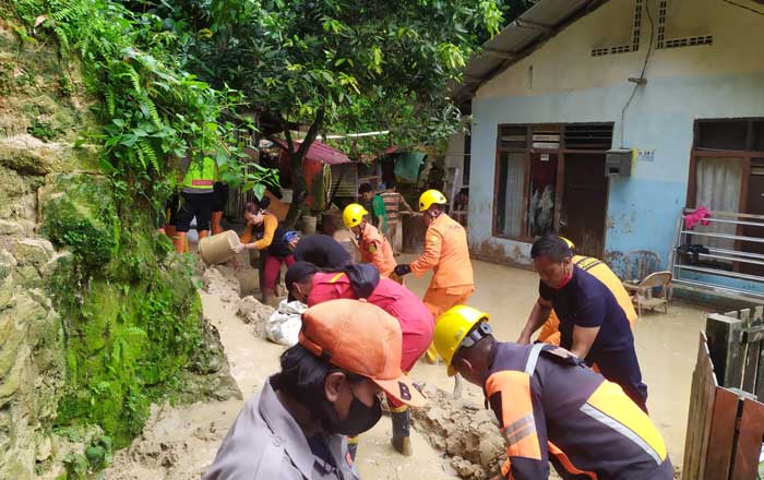 Personil KPP Balikpapan beserta potensi SAR membantu warga. (foto : Tim SAR)