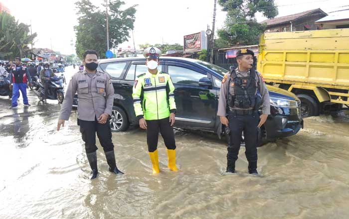Personel Polsek Sungai Pinang dipimpin Kapolsek Sungai Pinang Kompol Irwanto, S.Si, S.I.K., M.I.K. berikan pelayanan kepada masyarakat yang terkena dampak banjir. (foto : Exclusive)