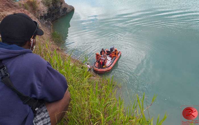 Tim SAR Basarnas Unit Siaga Samarinda melakukan pencarian menggunakan Rubber Boat dan alat Selam. (foto : Setyo)