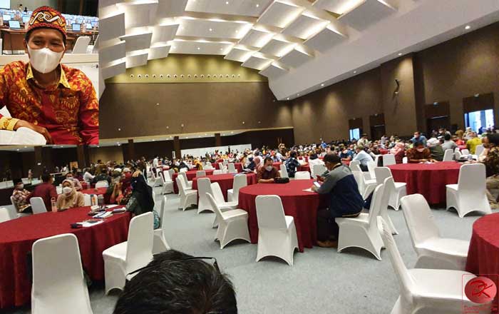 Proses seleksi calon anggota KPU dan Bawaslu di JIEKPO Kemayoran Jakarta diikuti sejumlah penyelenggara Pemilu di Kaltim, termasuk Saaludin dari KPU Mahakam Ulu (insert). (foto : Exclusive)