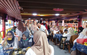Sejumlah Guru SMAN 5 Samarinda ikut serta wisata Susur Mahakam bersama Wartawan. (foto : PWI)