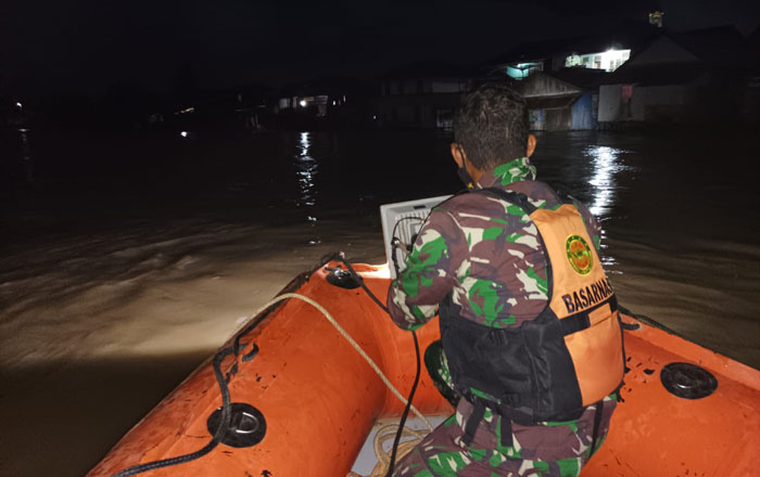Seorang anggota TNI AL turut melakukan pencarian terhadap Ayun bersama Tim Rescue Basarnas Unit Siaga SAR Kutim. (foto : Tim SAR)