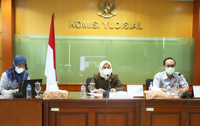 Ketua Bidang Rekrutmen Hakim Siti Nurdjanah (tengah) saat Konferensi Pers secara daring. (foto : Exclusive)