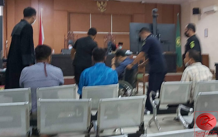 Saksi Adriani dibawa keluar Ruang Sidang Prof. Dr. HATTA ALI, SH. MH menggunakan Kursi Roda. (foto : LVL)
