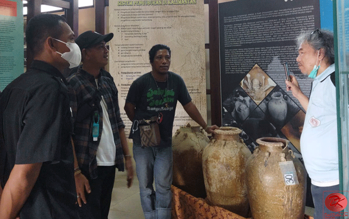 Pajar Pahrudin (kanan), Pembimbing Modul Nusantara mengantar sejumlah Mahasiswa dari Pulau Jawa yang mengikuti Program Mahasiswa Merdeka ke Sanga-Sanga. (foto : Exclusive)