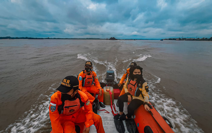 Tim Rescue Basarnas Unit Siaga SAR Samarinda melakukan pencarian terhadap ketiga korban, Sanggu, Akbar, dan Wawan pada hari Keenam. (foto : Tim SAR)