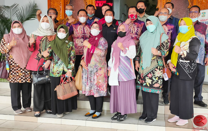 Anggota DPRD Banjarmasin dalam kunjungan kerja di DPRD Balikpapan. (foto : Roni)
