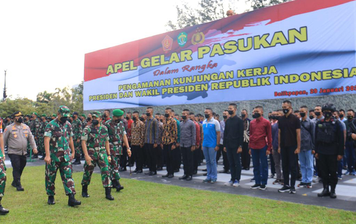 Kasdam VI/Mlw Brigjen TNI Ibnu Bintang Setiawan memeriksa barisan Apel Gelar Pasukan Pengamanan VVIP. (foto : Exclusive)